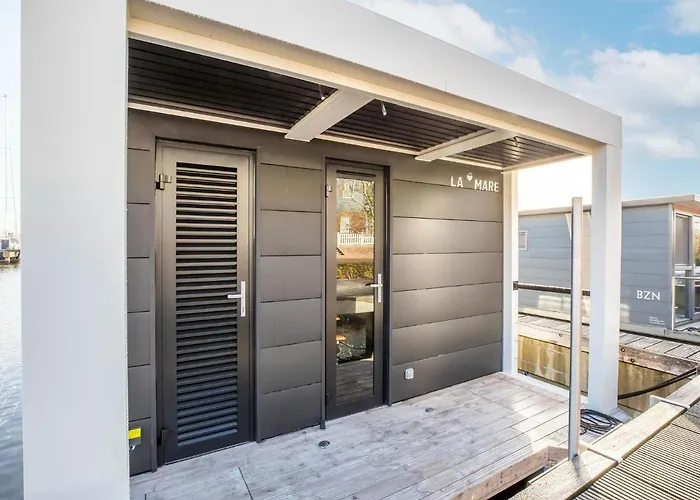 Beautiful Houseboat With Shared Pool