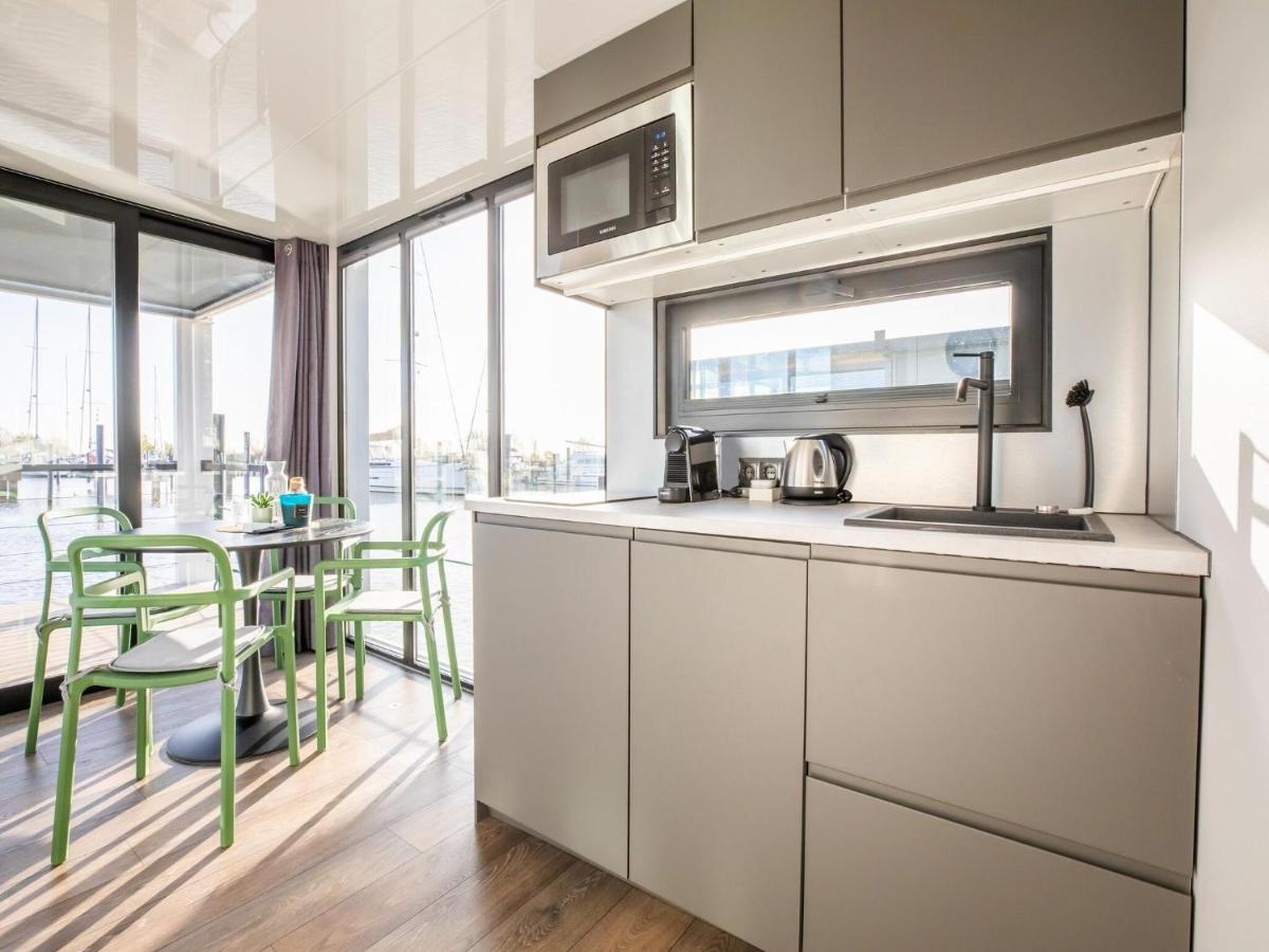 Beautiful Houseboat With Shared Pool Volendam